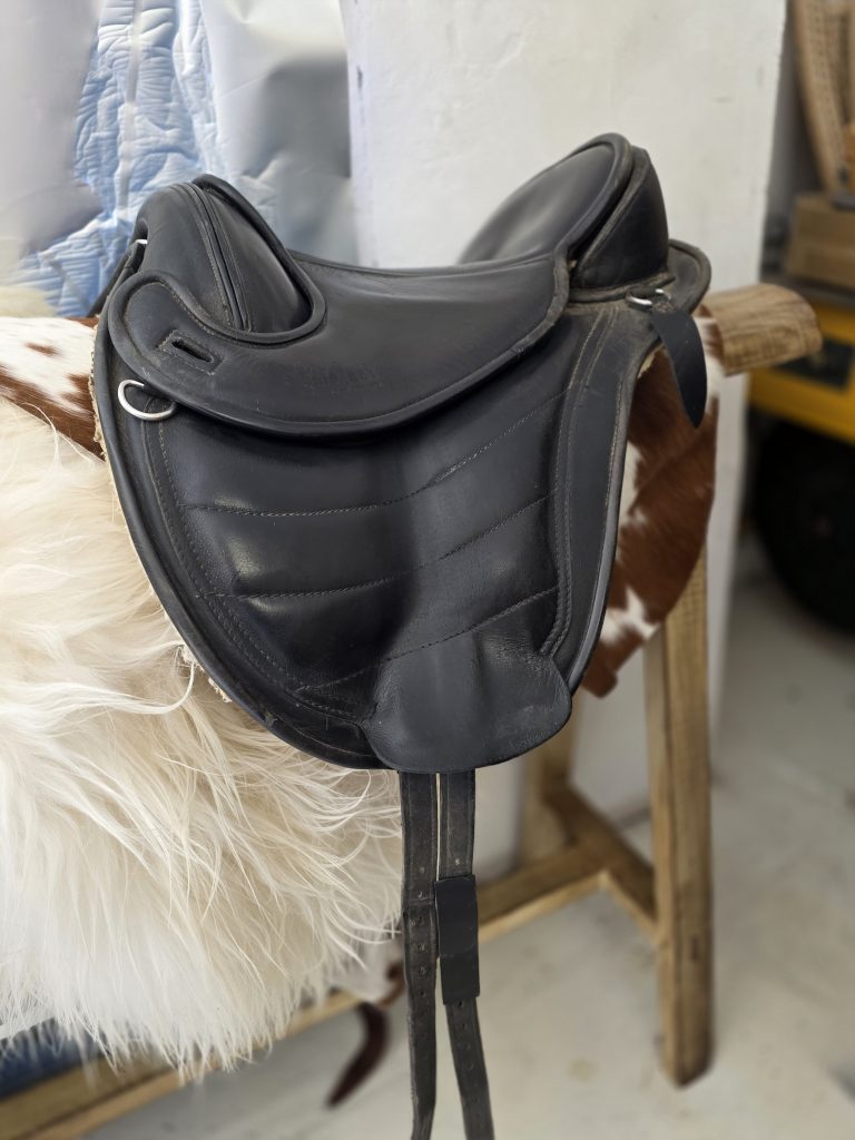 Réparation selle de cheval